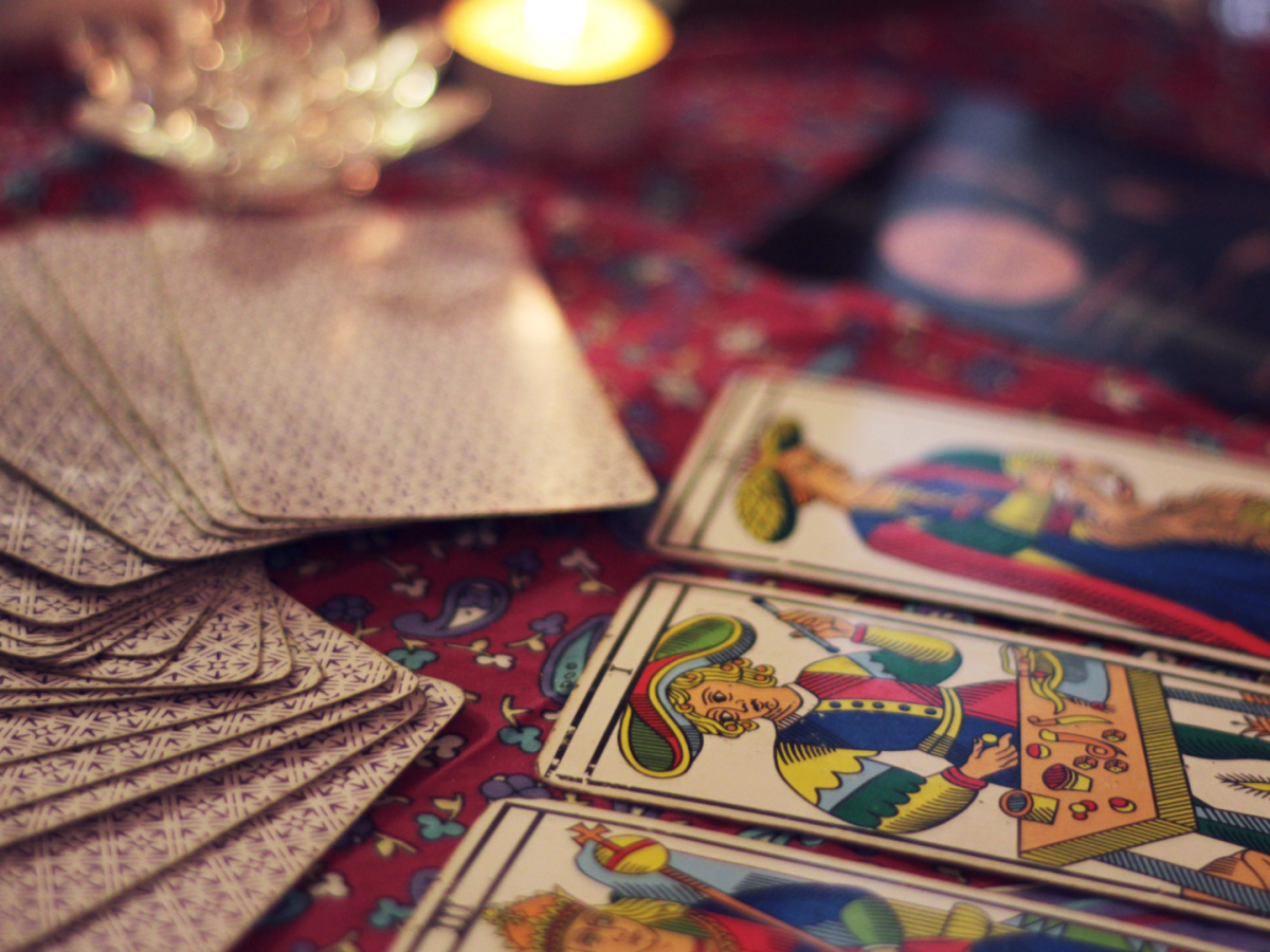 Tarô: Ferramenta de Autoconhecimento e Orientação&nbsp;Espiritual