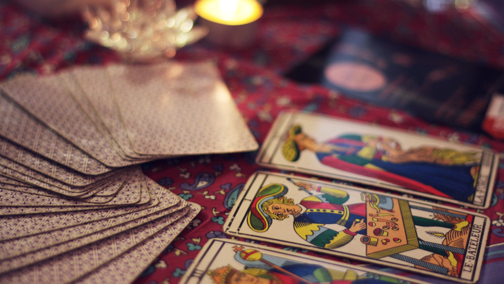 Tarô: Ferramenta de Autoconhecimento e Orientação&nbsp;Espiritual